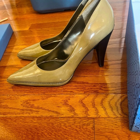 Women Simply Vera Vera Wang Cherie oatmeal pat Shoes Pointed Toe Heels - Picture 1 of 8